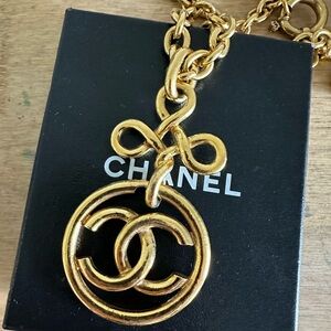 AUTHENTIC Vintage CHANEL Clover Cut Out  Circle Necklace Gold Plated Necklace